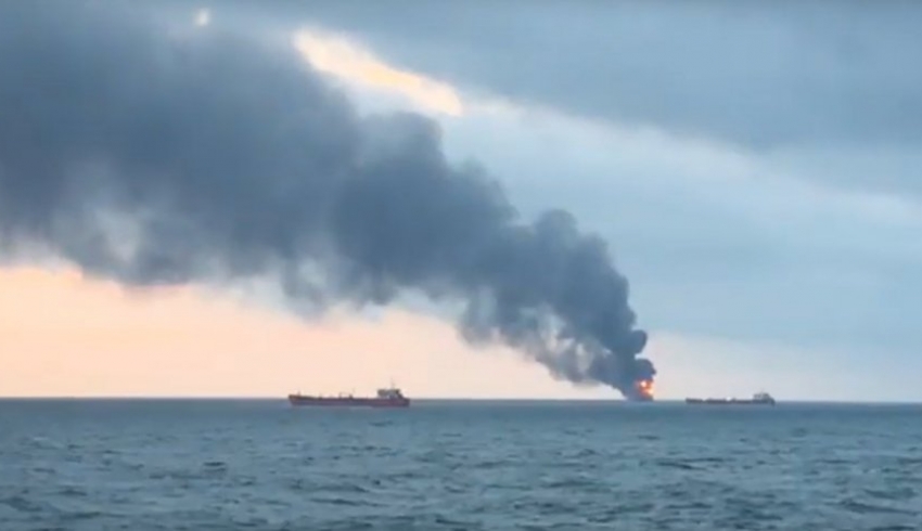 У входа в Керченский пролив горит судно (видео)