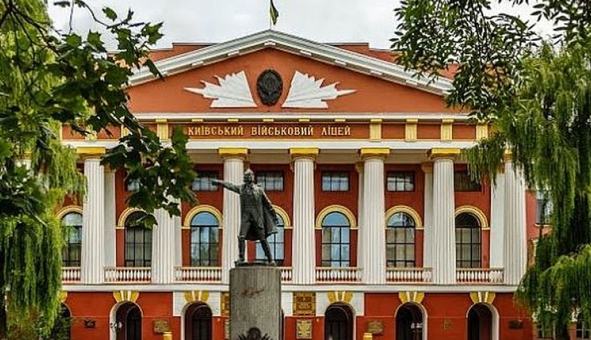 В Киеве демонтировали памятник Суворову у входа в лицей имени Богуна