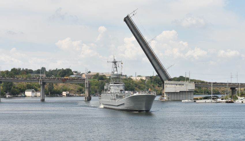 В Николаеве стал на ремонт крупнейший десантный корабль Украины