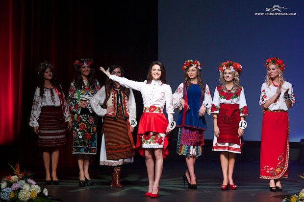 Это диаспора: плахты, кокошники, свитки, фофудьи, вышиванки, вот это вот все